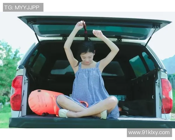 清新夏日畅游，泳装搭配引领潮流，展现自信与活力的完美选择